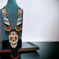 Naszyjnik z ręcznie robionych czaszek z koralików seed: Etniczna biżuteria z koralików