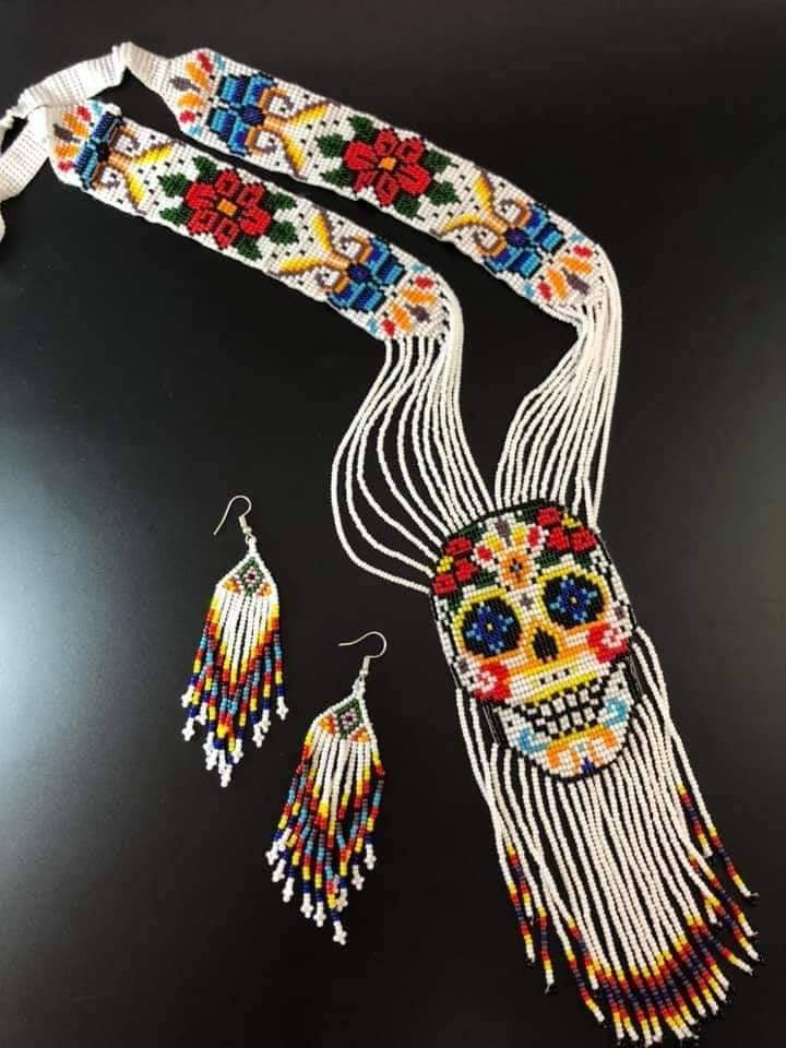 Ręcznie robiony zestaw: naszyjnik i kolczyki z koralików seed beads z motywem czaszki