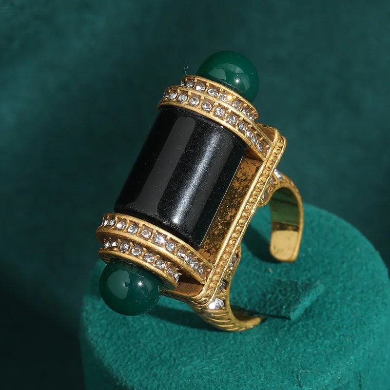 Vintage Black Agate Statement Ring: Gothic Gold-Tone