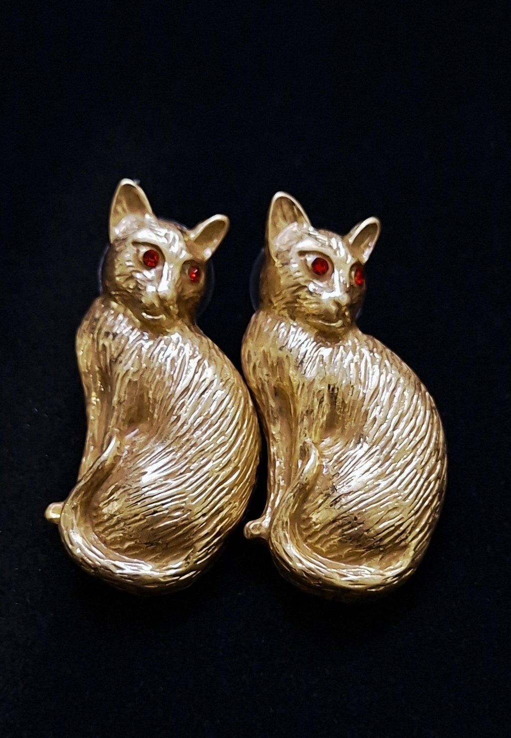 Kolczyki z kotkami w stylu vintage platerowane 14-karatowym złotem, ćwieki w kształcie siedzących kotów z czerwonymi kryształowymi oczami, teksturowana złota biżuteria z kotkami, prezent dla miłośniczki zwierząt