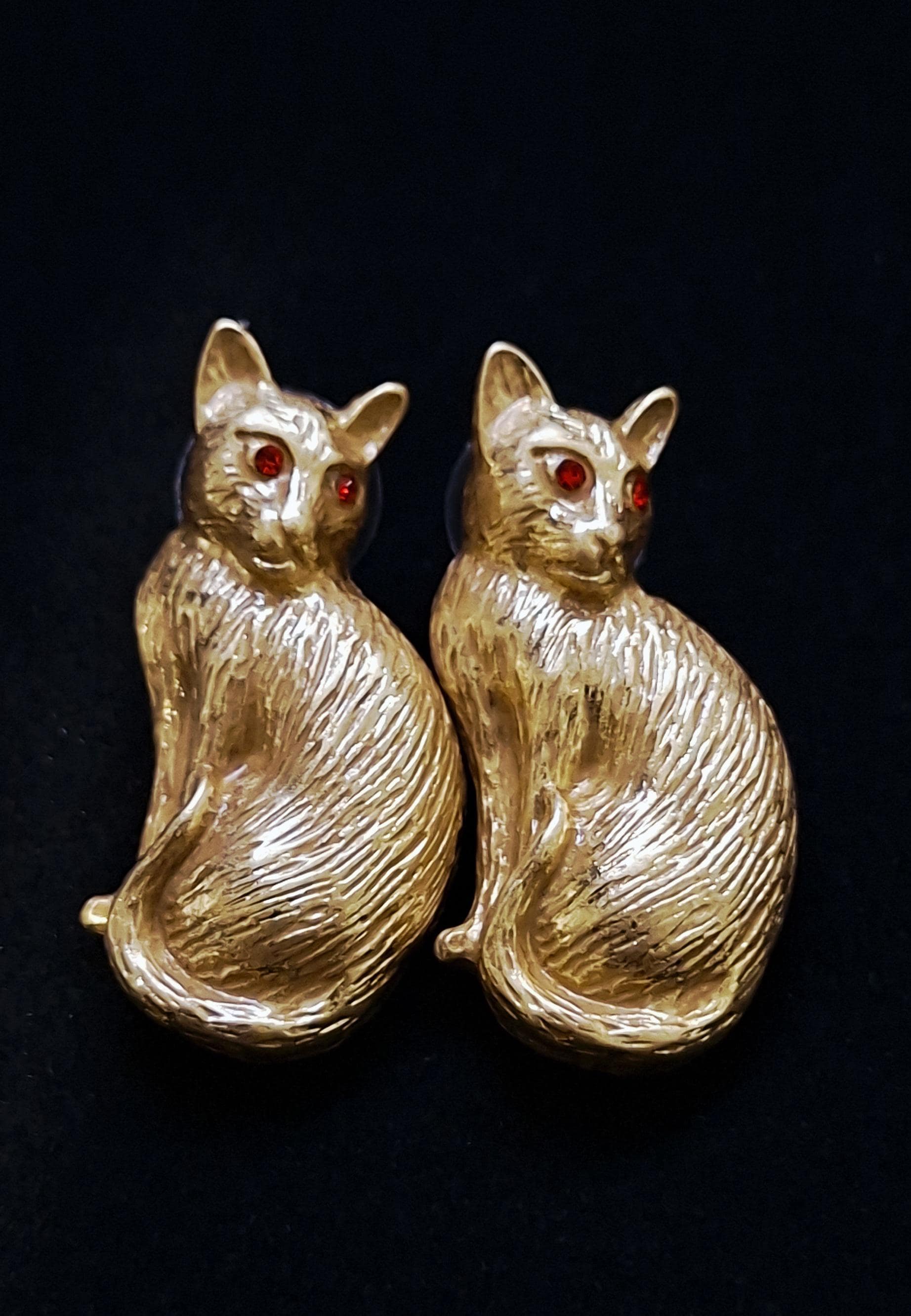 Kolczyki z kotkami w stylu vintage platerowane 14-karatowym złotem, ćwieki w kształcie siedzących kotów z czerwonymi kryształowymi oczami, teksturowana złota biżuteria z kotkami, prezent dla miłośniczki zwierząt