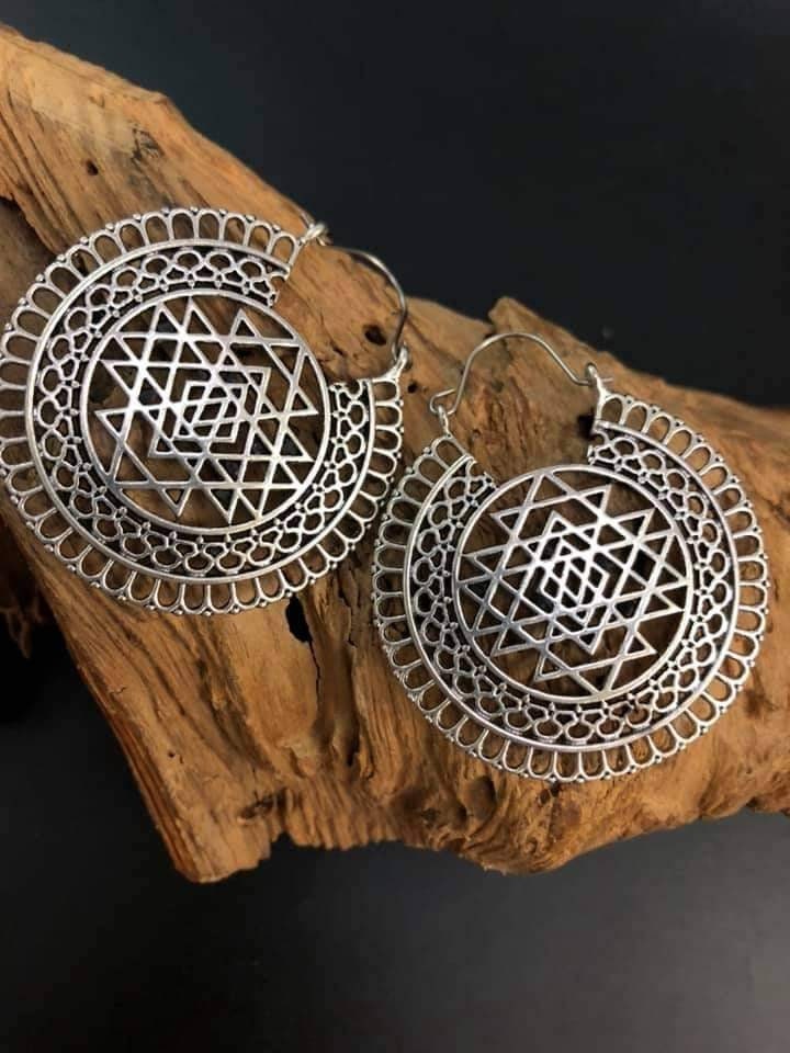 Mosiężne kolczyki koła Mandala: Biżuteria Boho ze Świętą Geometrią