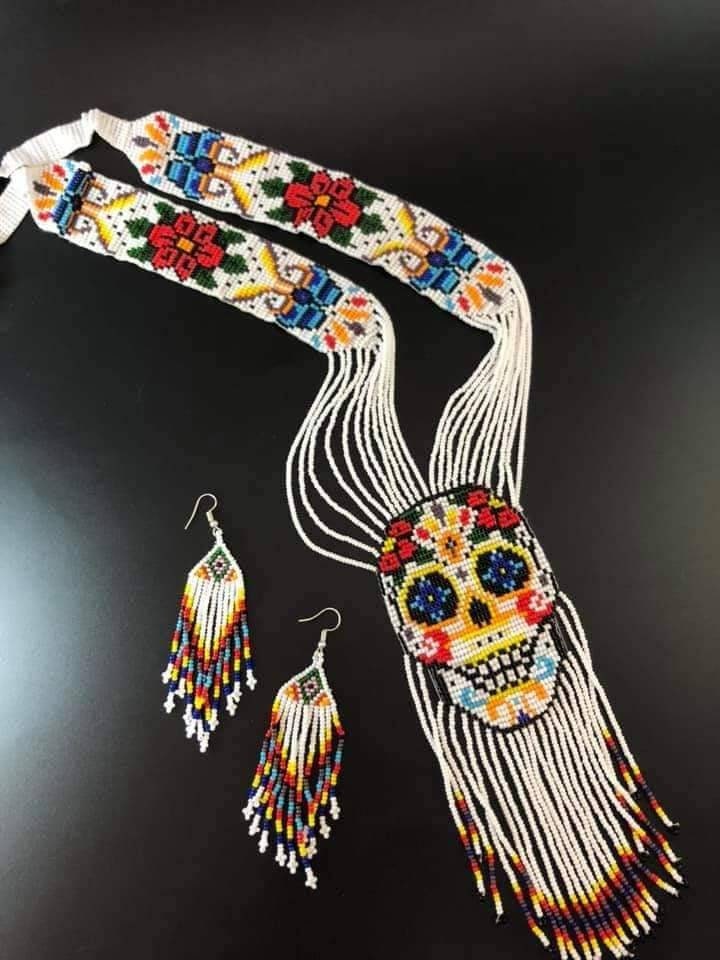 Ręcznie robiony zestaw: naszyjnik i kolczyki z koralików seed beads z motywem czaszki